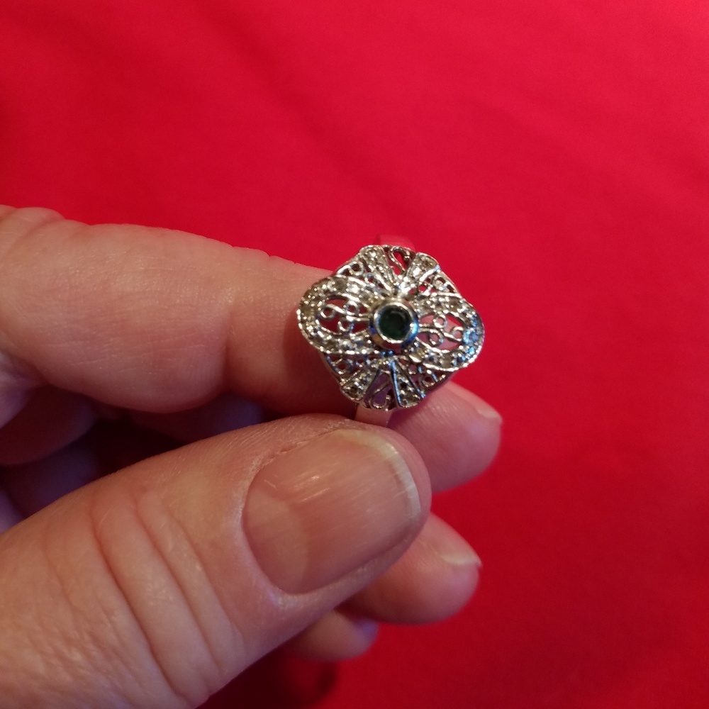 10kt white gold ring w/emerald sz 7/***SOLD ***